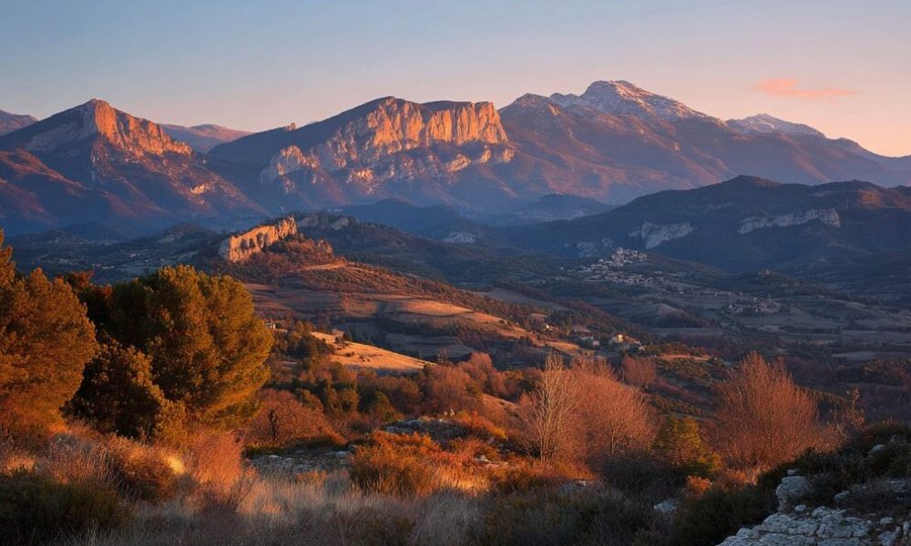 photographie professionnelle d'un paysage des paysage des baronnies Provençales en hiver soleil couchant --v 7 Job ID: 2b036ffa-63d4-4d1c-af2f-ea9d152bf13d